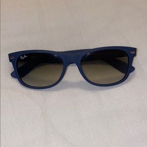 Blue wayfarer ray ban sunglasses